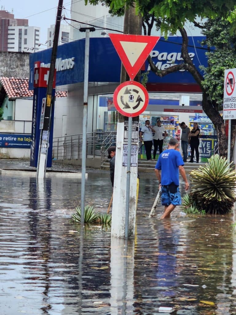 VÍDEOS E FOTOS: Chuvas provocam alagamentos e causam transtornos em Natal e no interior do RN