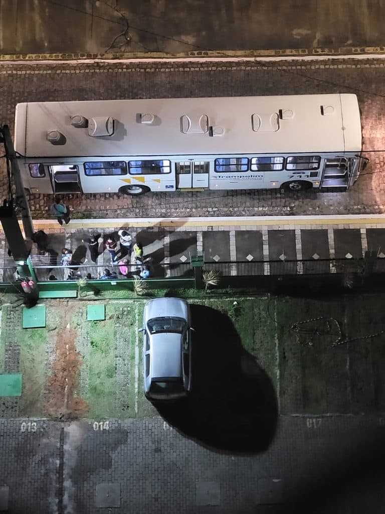FOTOS: Ônibus é assaltado na BR-101