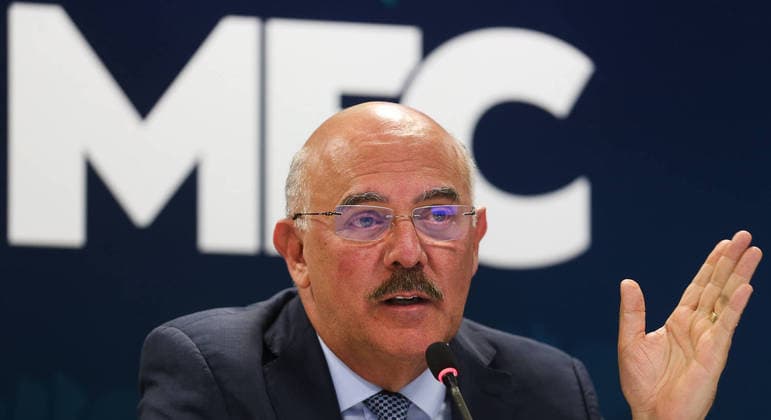 Milton Ribeiro acerta saída do governo para estancar desgaste