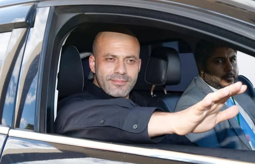 Daniel Silveira cumpre decisão de Moraes e coloca tornozeleira