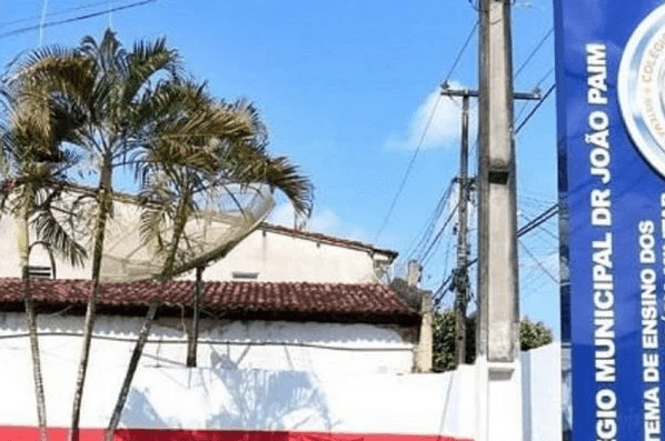 Colégio considera cabelo crespo “não adequado” e expulsa aluna de aula