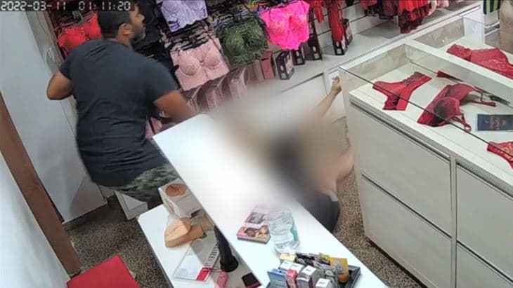 Funcionária de sex shop é arrastada pelo cabelo durante tentativa de estupro; homem acaba espancado e morto