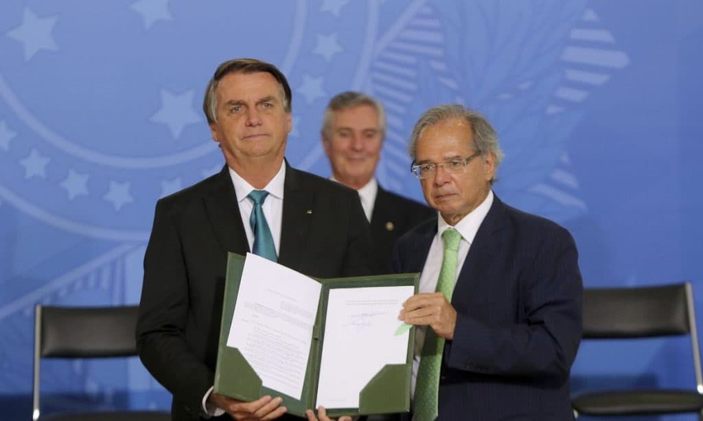 Bolsonaro assina decreto para reduzir IOF sobre câmbio