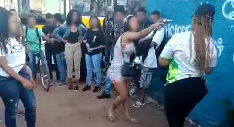 Jovem aponta arma para aluna em briga em frente a escola no DF