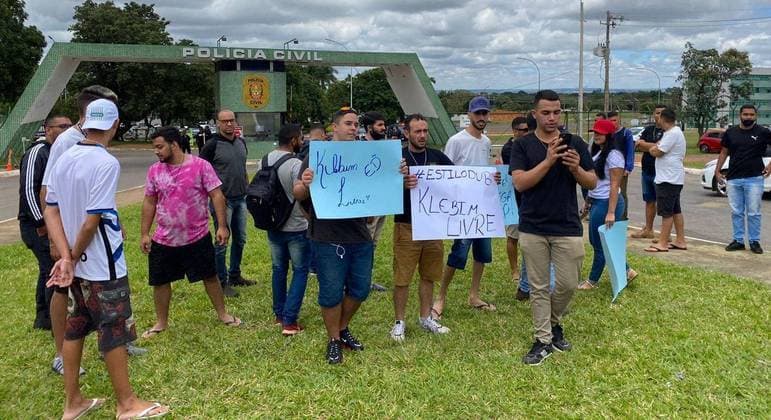 Grupo faz ato a favor de youtuber Klebim em frente à Polícia Civil do DF