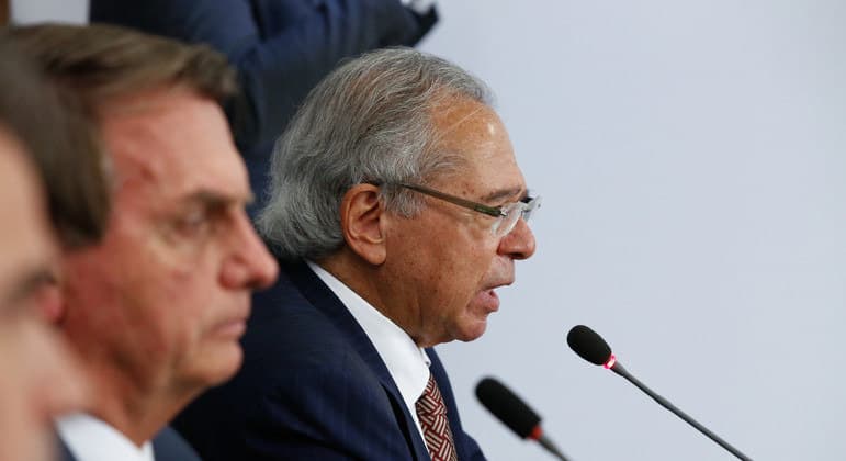 "Só maluco congela preço", diz Guedes sobre combustíveis