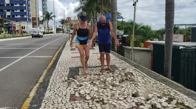 FOTOS: Com pedras soltas e parte destruída, calçadão da Avenida Roberto Freire oferece riscos a pedestres