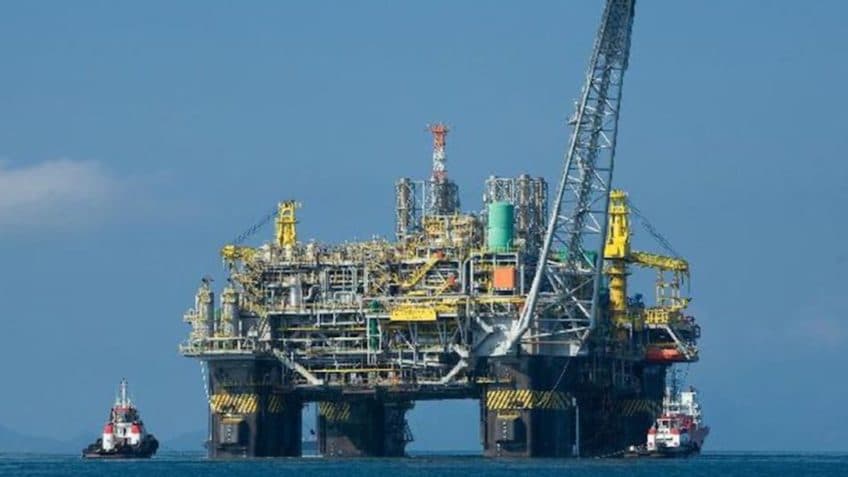 Depois de quebrar recorde na quarta-feira, petróleo segue em alta
