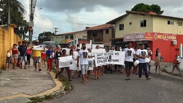 Protesto cobra investigação de morte de jovem após ser levado em viatura da PM em Natal