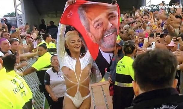 PL vai ao TSE contra o Lollapalooza após Pabllo Vittar exibir bandeira de Lula durante o festival