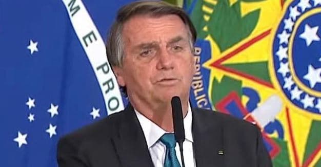 Bolsonaro diz esperar que Petrobras acompanhe queda de preços do barril de petróleo no mercado internacional