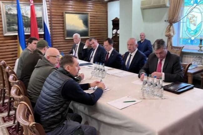 Terceira rodada de negociações entre Rússia e Ucrânia ocorrerá na segunda-feira (7), diz agência ucraniana