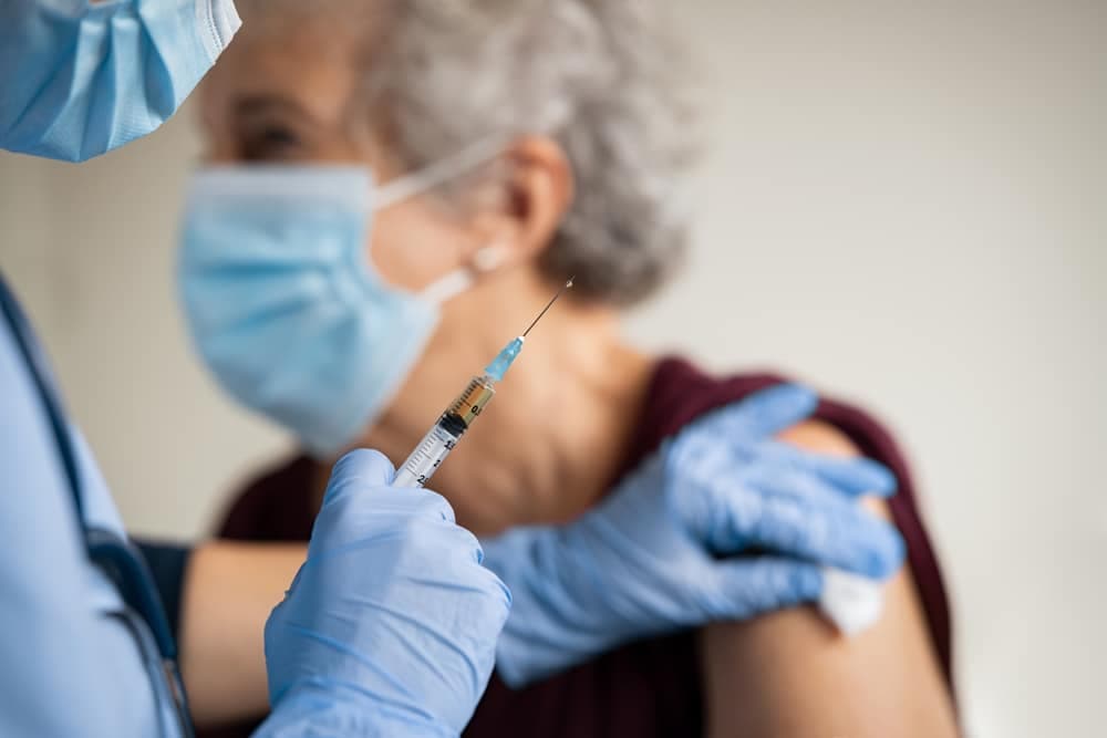 Ministério da Saúde anunciará 4ª dose para idosos acima de 80 anos