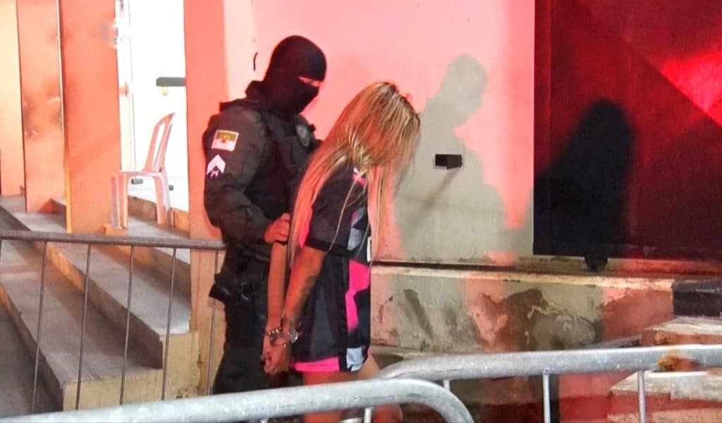 ‘Loira do crime’: jovem de 24 anos é presa com drogas na zona oeste de Natal
