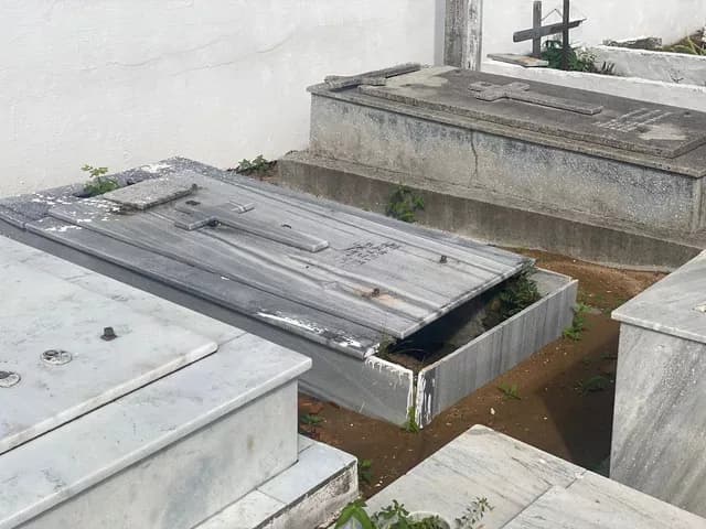 FOTOS: Criminosos depredam túmulos e furtam peças de metal no cemitério público de Ponta Negra