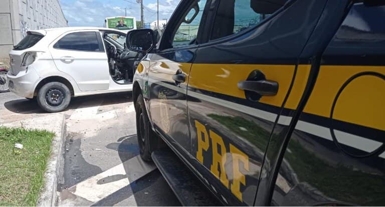 Homem de 41 anos que dirigia veículo roubado é preso pela PRF na Grande Natal