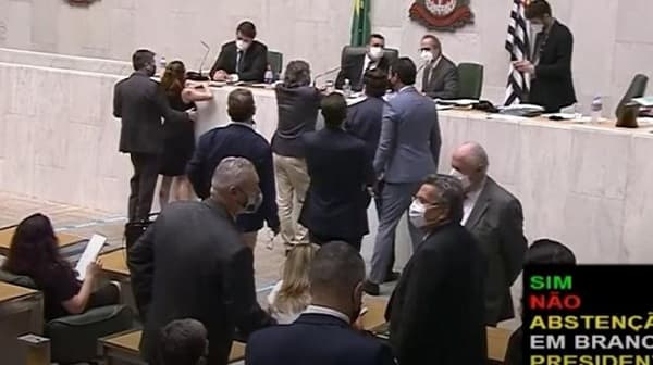 Deputado minimiza declaração de que Isa Penna teve ‘sorte' por ter sido assediada