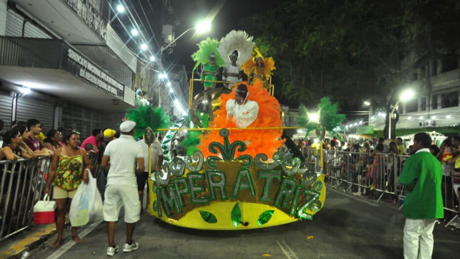 Escolas de samba de Natal fazem desfile fora de época neste feriado