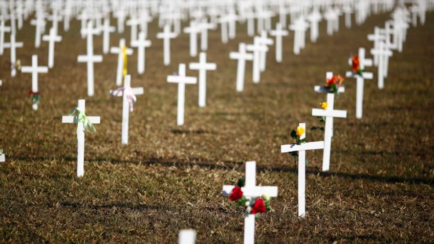 Março deve ser 1º mês com queda de mortes por covid em 2022