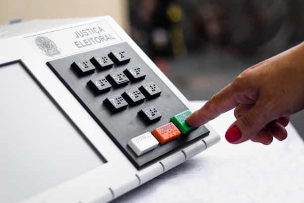 Dez ministros e seis governadores deixam os postos para concorrer nas eleições deste ano