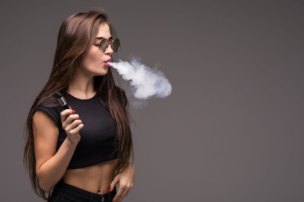 Cigarro eletrônico chega à 4ª geração com ‘roupa nova' e mais viciante; Anvisa debate regulamentação