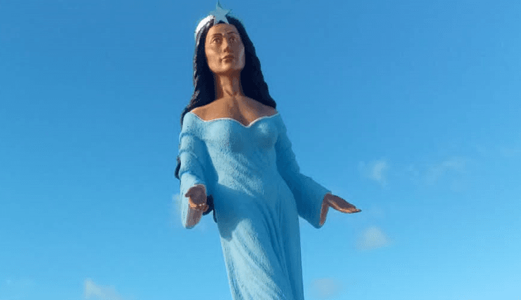 Escultor conclui serviço de restauração da estátua de Iemanjá