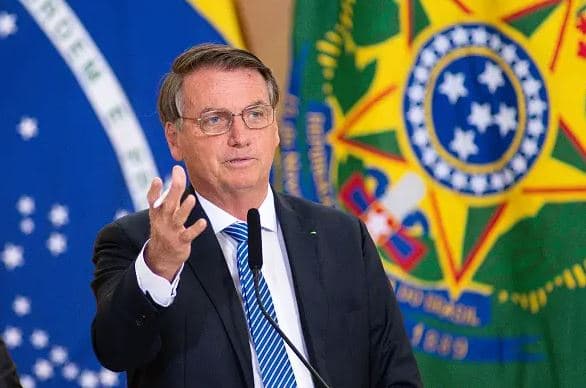 Bolsonaro anuncia fim de taxa extra e bandeira na conta de luz será verde a partir do dia 16