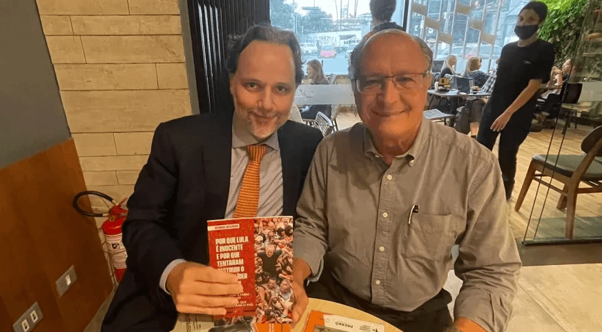 Alckmin aparece em foto ao lado de livro sobre inocência de Lula na Lava Jato