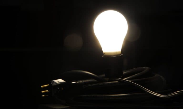Taxa extra na conta de luz deixa de ser cobrada a partir deste sábado (16)