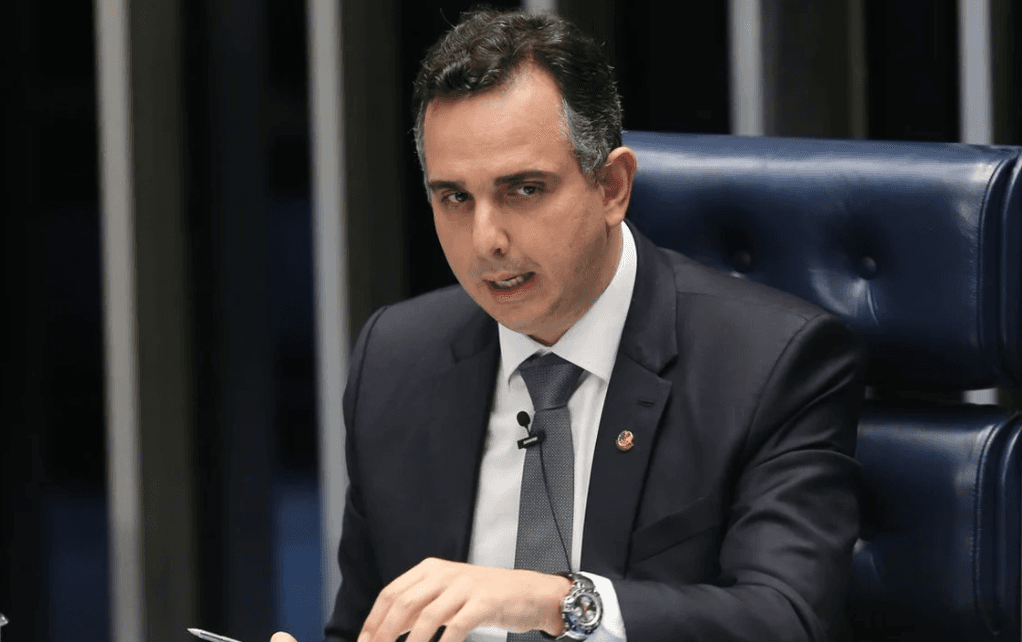 Rodrigo Pacheco negocia proposta para limitar indulto presidencial