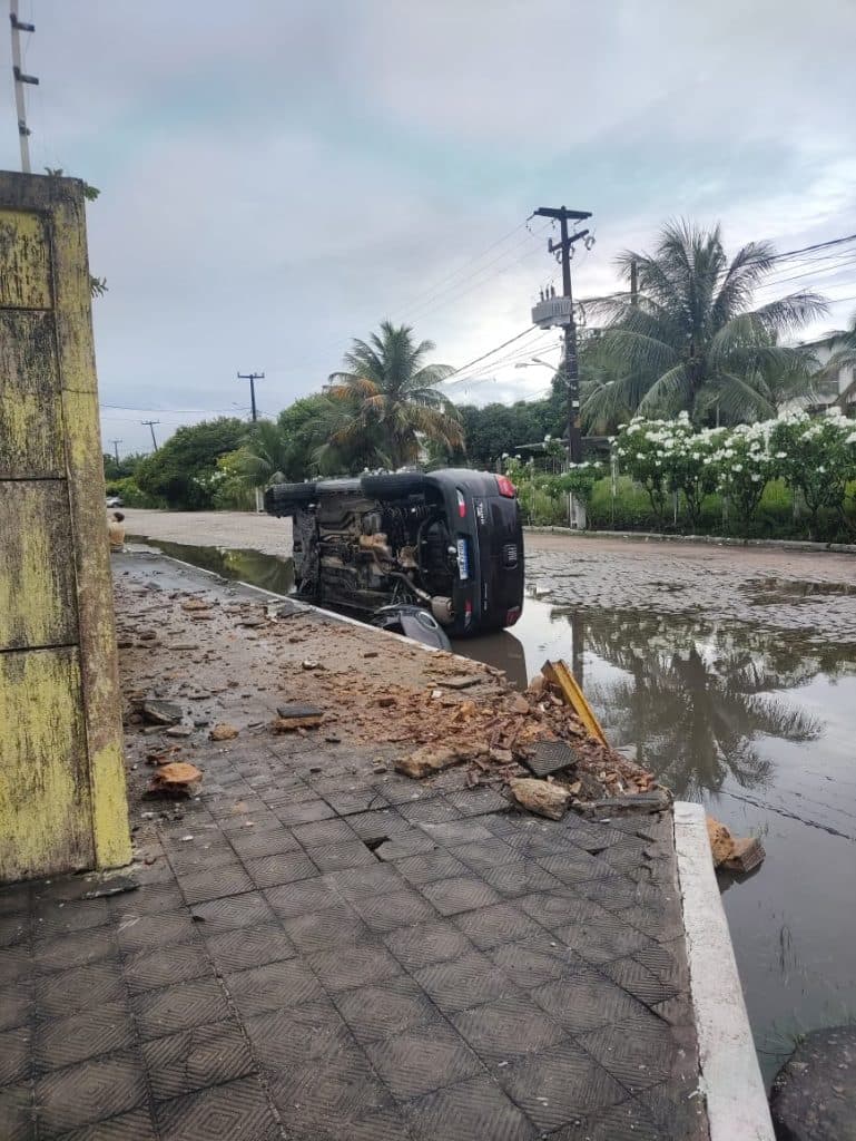FOTOS: Carro em alta velocidade com seis ocupantes capota em Natal
