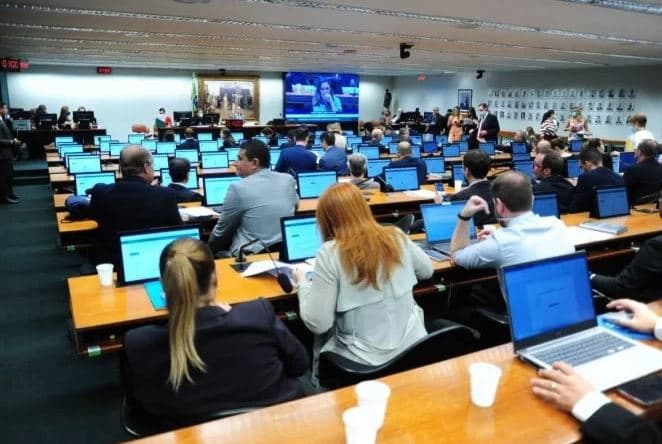 Acordo suspende tramitação da PEC que prevê cobrar mensalidade em universidade pública