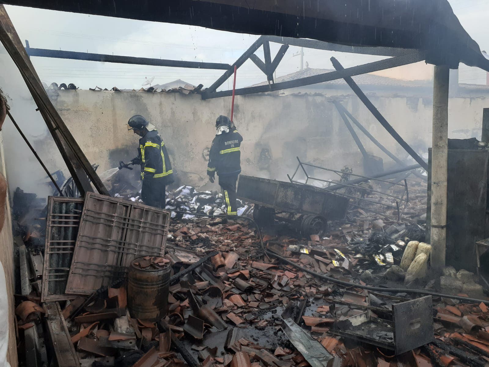 FOTOS: Incêndio destrói fábrica de tecelagem em cidade do Seridó potiguar