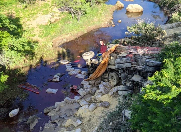 VÍDEO: Motorista de caminhão morre após veículo despencar de ponte na RN-093