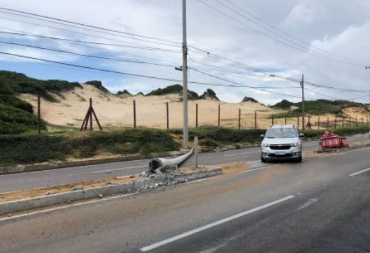 ACIDENTE: Carro bate e derruba poste na Via Costeira em Natal