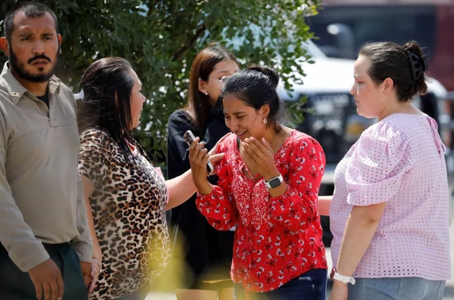 Atirador mata 14 estudantes e um professor em escola primária no Texas, diz governador
