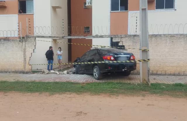 FOTOS: Carro bate, derruba muro e invade condomínio em Mossoró