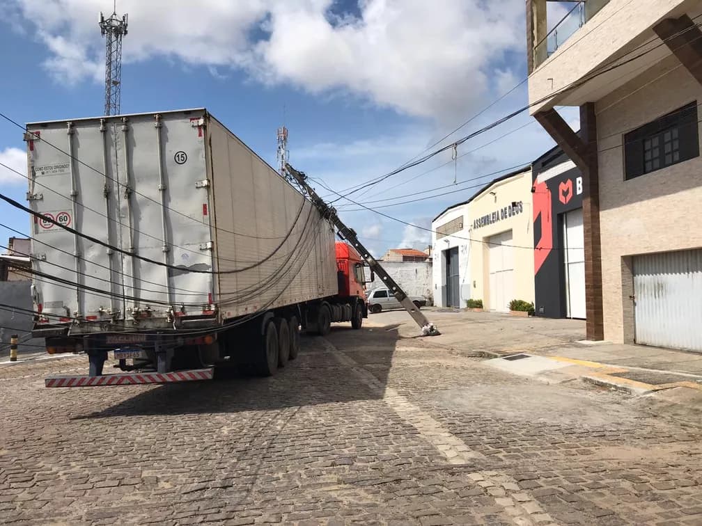 Carreta atinge fios e derruba poste na Zona Oeste de Natal