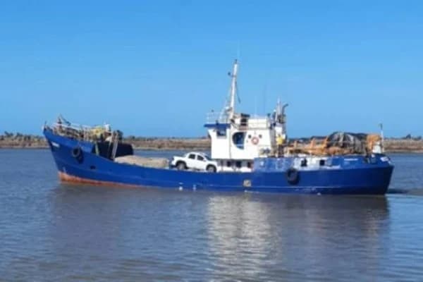 Barco naufraga perto de Fernando de Noronha; 5 estão desaparecidos