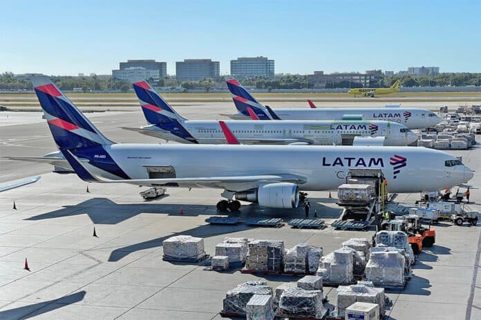 Funcionários do aeroporto de Miami roubam carga de iPhones que voaria em avião
