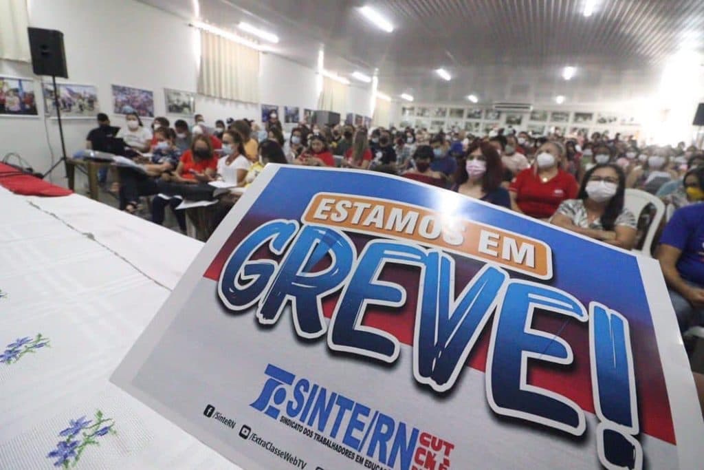 Prefeitura corta salário de 1,6 mil professores em Natal