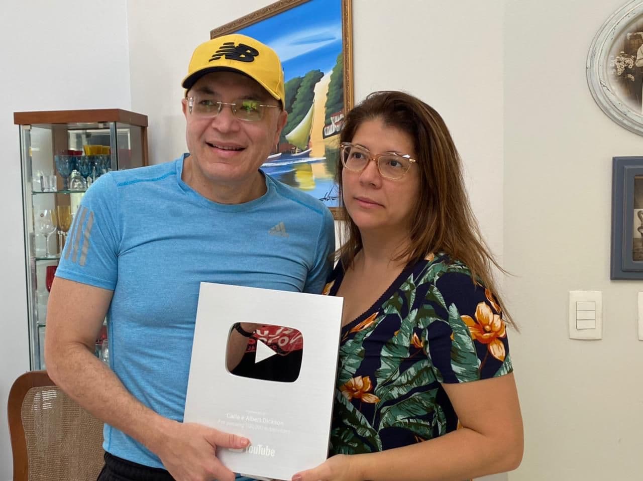 Justiça determina retorno de canal no YouTube e indenização aos deputados Albert Dickson e Carla Dickson