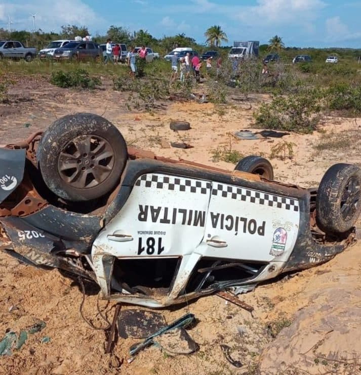 Policial morre após viatura da PM capotar em acidente grave no Litoral Norte
