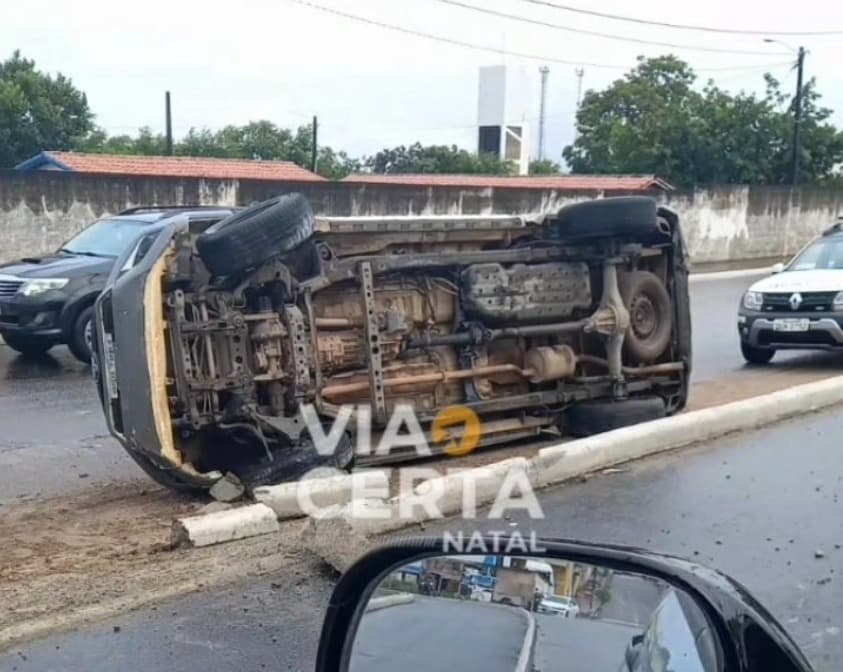 Viatura capota na ladeira do Gramoré, na Zona Norte de Natal