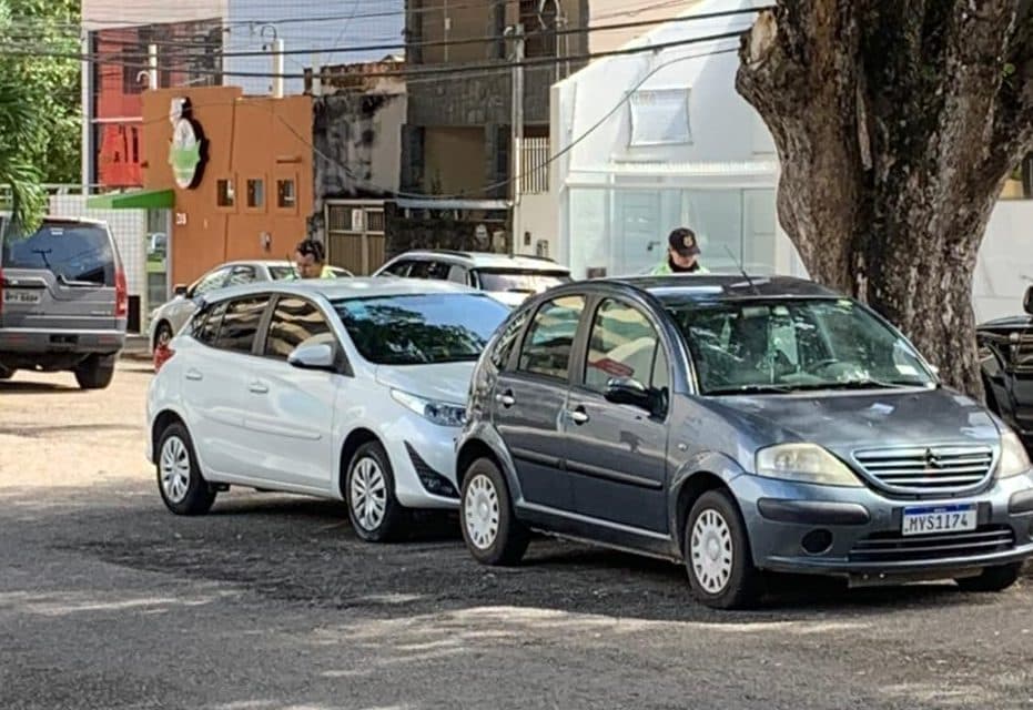 FALTA SENSIBILIDADE: Prefeitura volta a multar carros que estacionem em canteiros próximos a hospitais