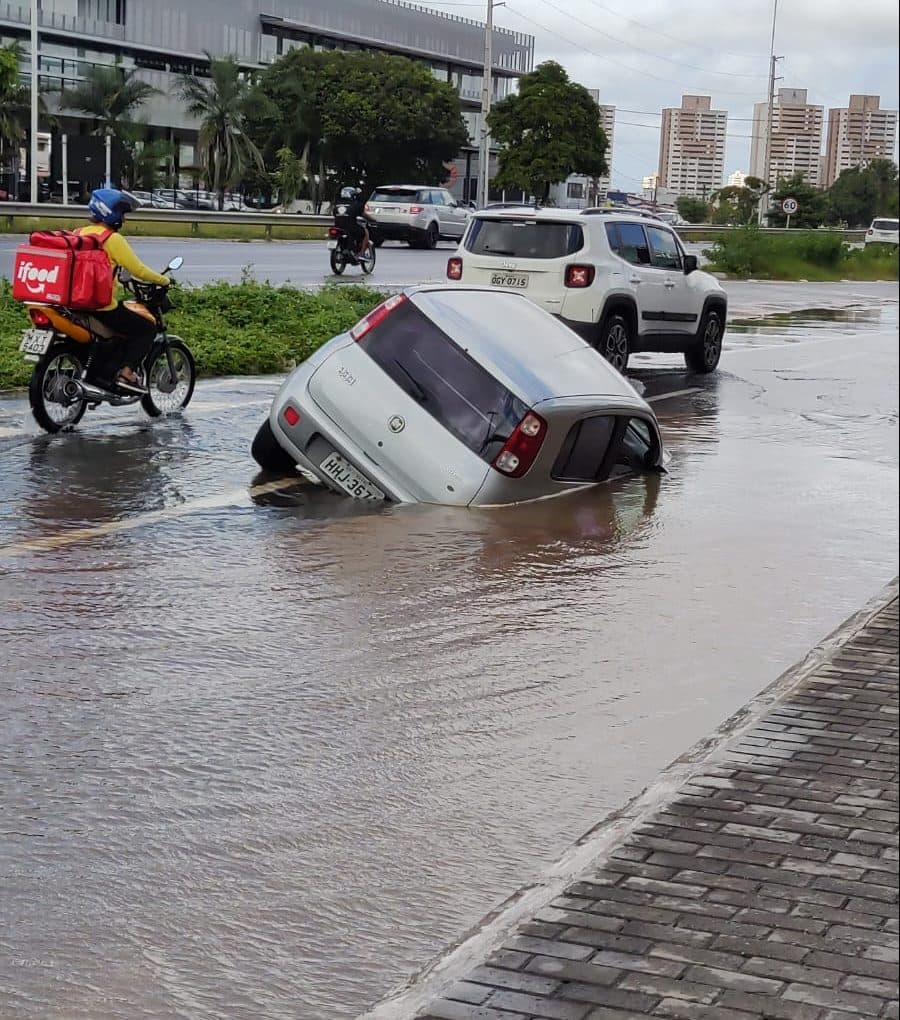 FOTO: Carro cai e fica preso em buraco nas margens da BR-101