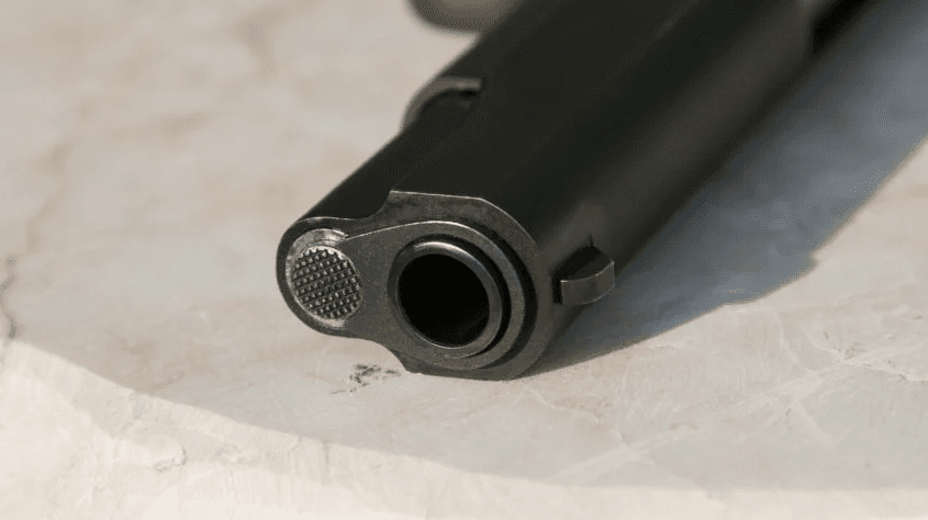 Câmara dos EUA aprova restringir venda de armas semiautomáticas