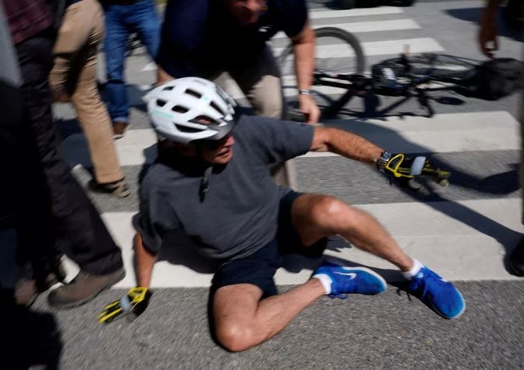 VÍDEO: Biden cai de bicicleta após passeio em praia nos EUA