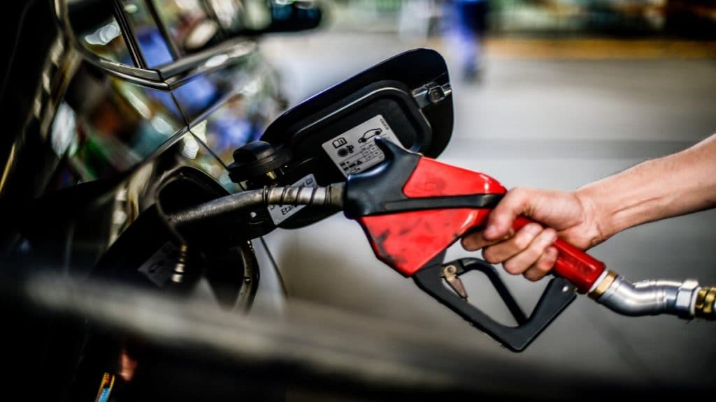 Após reajuste da Petrobras, gasolina e diesel ficam mais caros a partir de hoje (18) nas refinarias