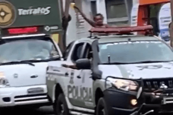 VÍDEO: Mulher se empolga e dança em cima de viatura da PM com latinha de cerveja